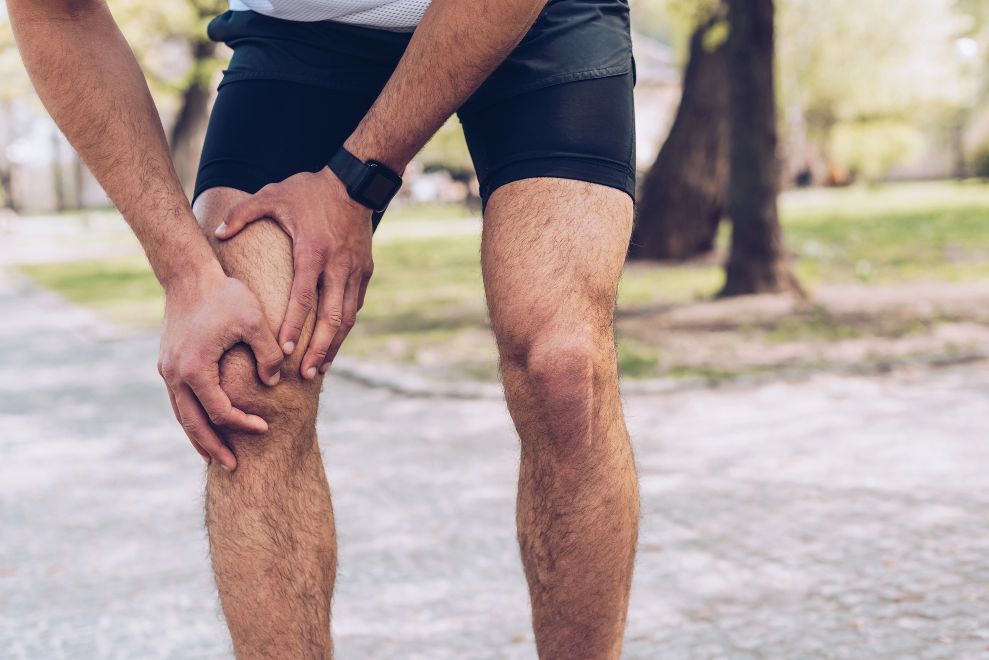 Persona con dolor articular de rodilla buscando alternativas regenerativas